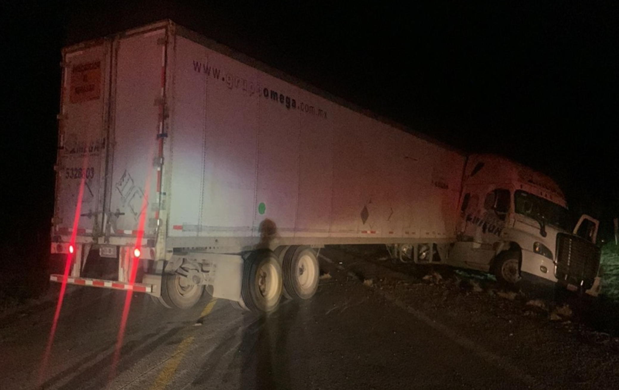 Mueren 3 personas tras choque con tráiler en Nuevo León